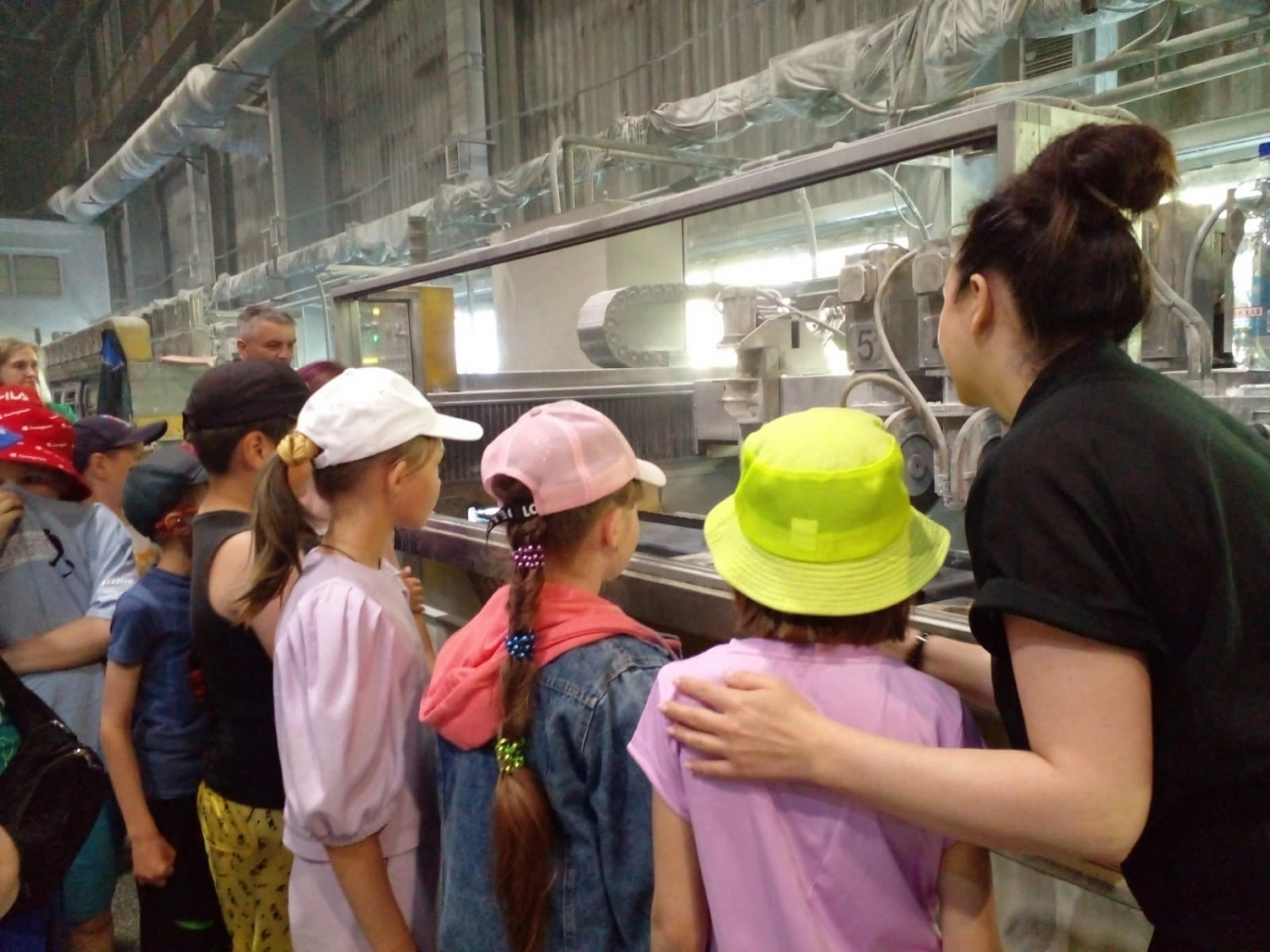 Завод Мармо провел экскурсию для школьников. 